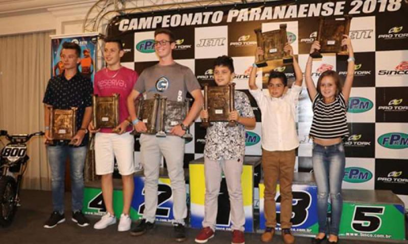 Pilotos de velocross de Campo Largo recebem troféu de melhores do ano 2017