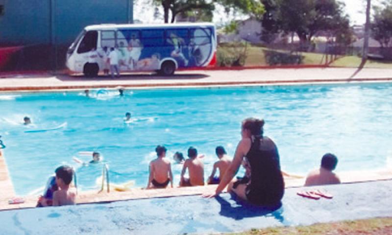Continuam abertas as atividades de lazer na piscina da Vila Olímpica