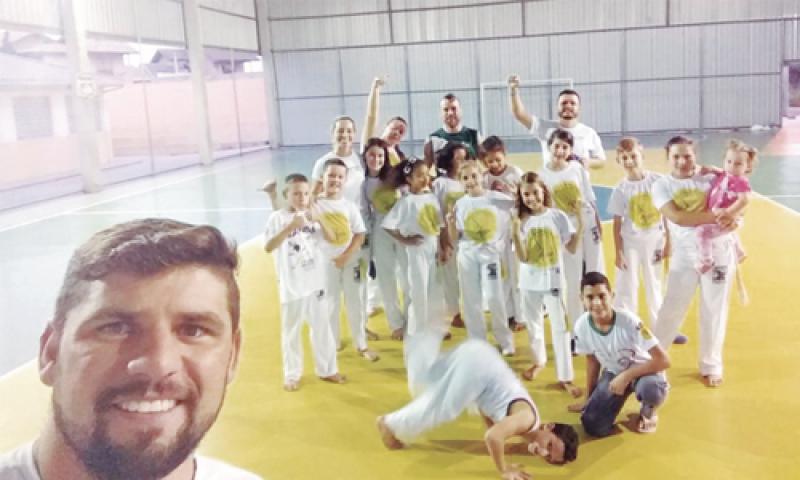 Capoeira nos Bairros leva cultura e esporte para crianças carentes