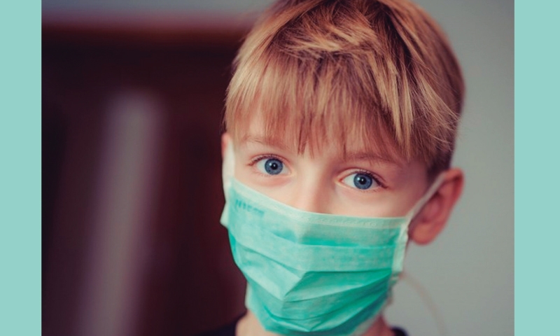 Crianças devem usar máscara se  precisarem sair de casa, orienta pediatra
