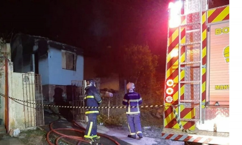 Bombeiros combatem incêndio em residência no Cercadinho