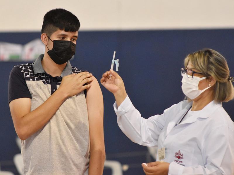87% dos municípios do Paraná já iniciaram a vacinação de adolescentes sem comorbidades 