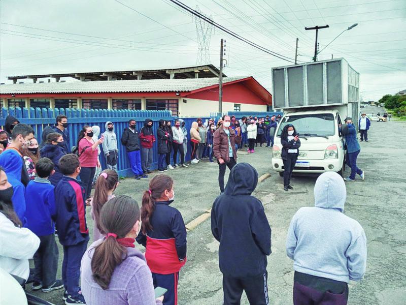 Comunidade escolar se mobiliza e protesta contra fechamento do C.E. João Ferreira Kuster