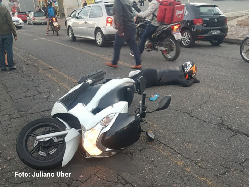 Mulher é atropelada por motocicleta em frente ao Terminal Urbano