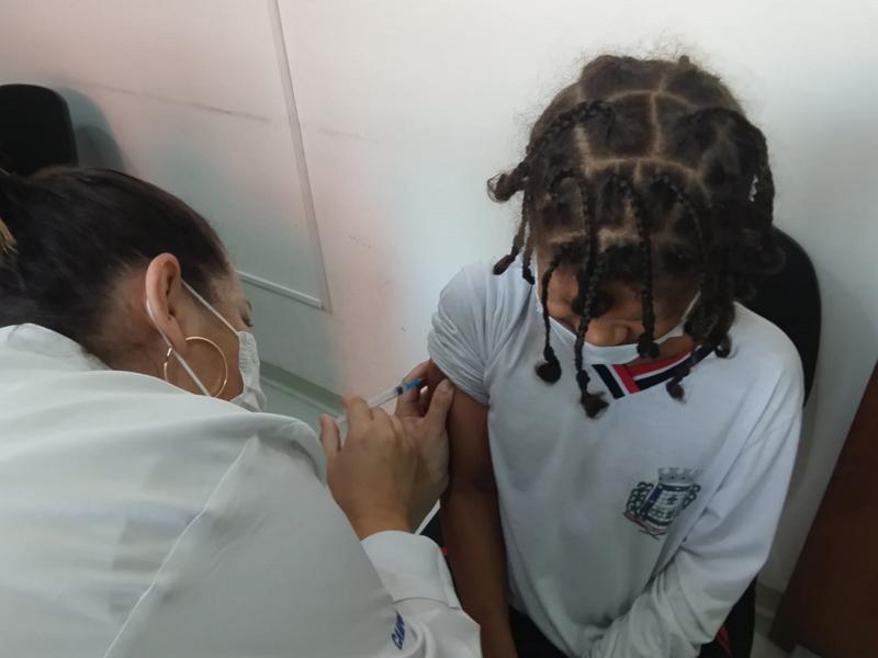 Vigilância em saúde leva vacinação contra Covid para escolas de Campo Largo