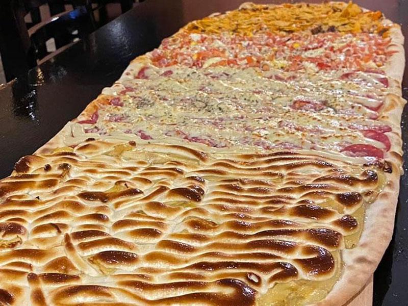 Pizzas de um metro na Zandroski Pizzaria 