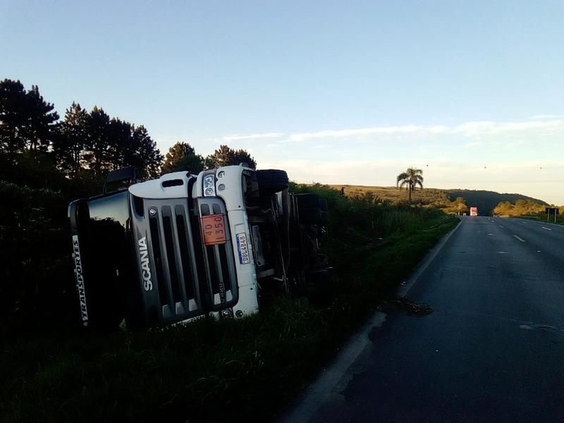 Caminhão tomba no km 131 Norte e motorista é socorrido pela equipe do SAMU 
