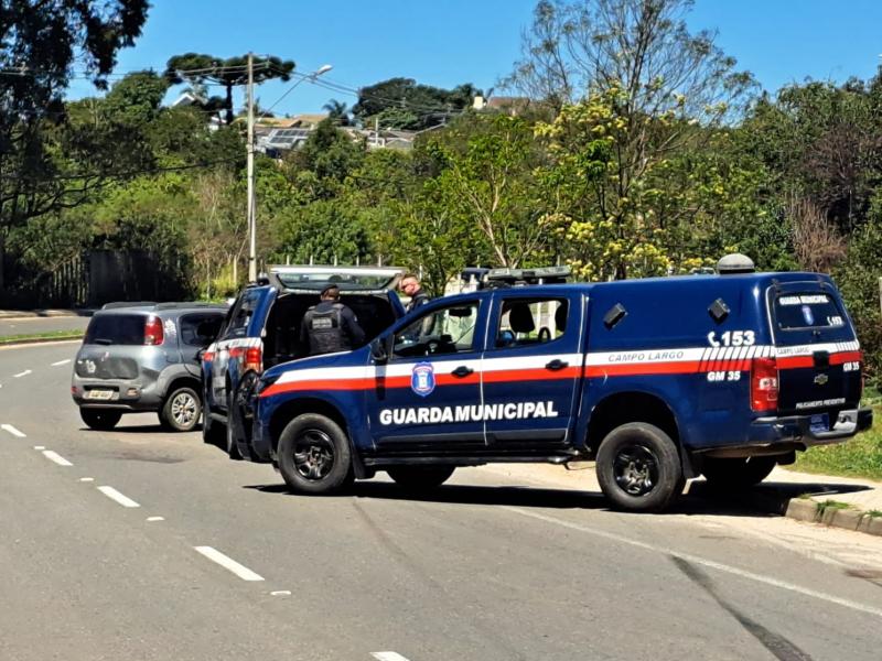 Um casal foi preso pela Guarda Municipal de Campo Largo com carro com alerta
