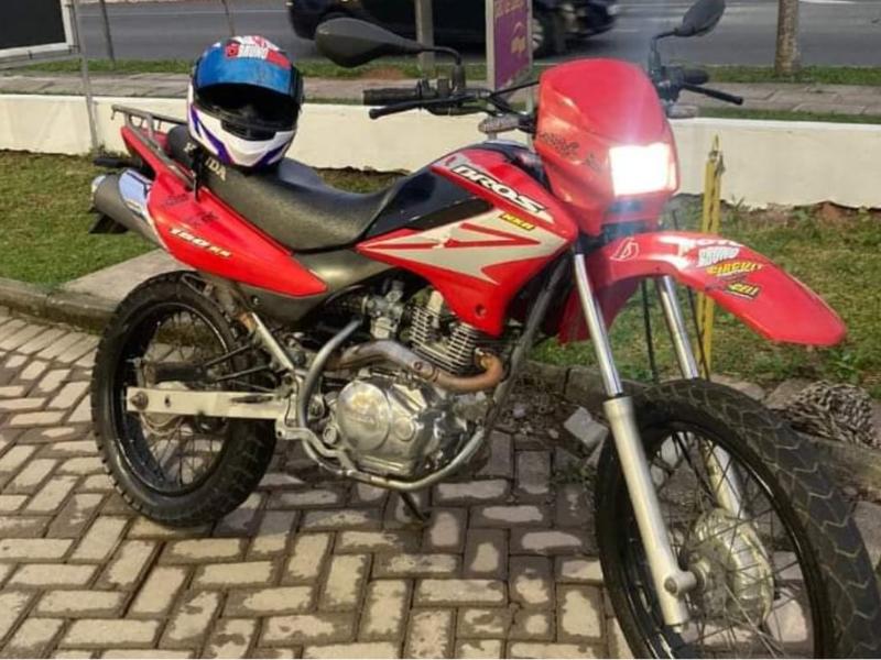Motocicleta é furtada da garagem de residência no Rivabem