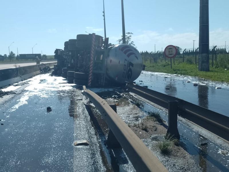 Caminhoneiro morre carbonizado após tombamento em São Luiz do Purunã