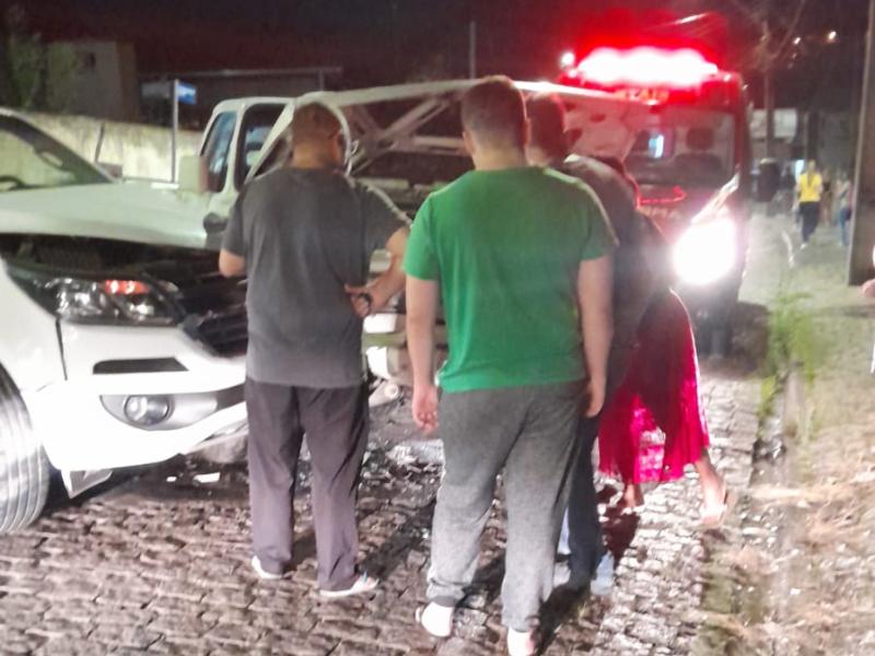 Menor fica ferida em colisão envolvendo duas caminhonetes no bairro Aparecida