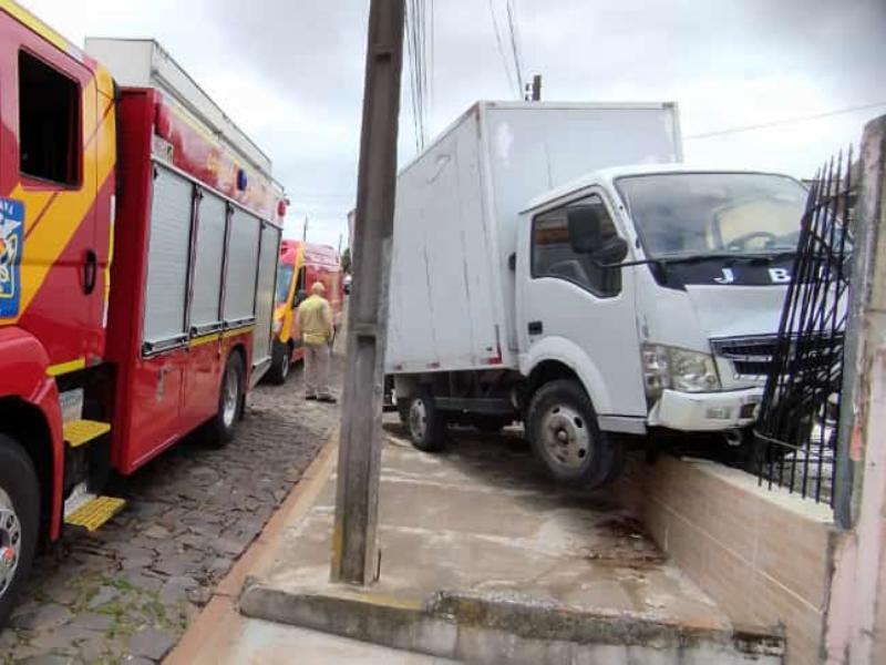 Caminhão desgovernado colide em muro de residência na Popular Nova 