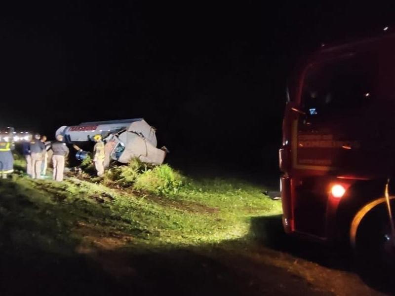 Caminhoneiro perde a vida em tombamento de sua carreta tanque no km 124
