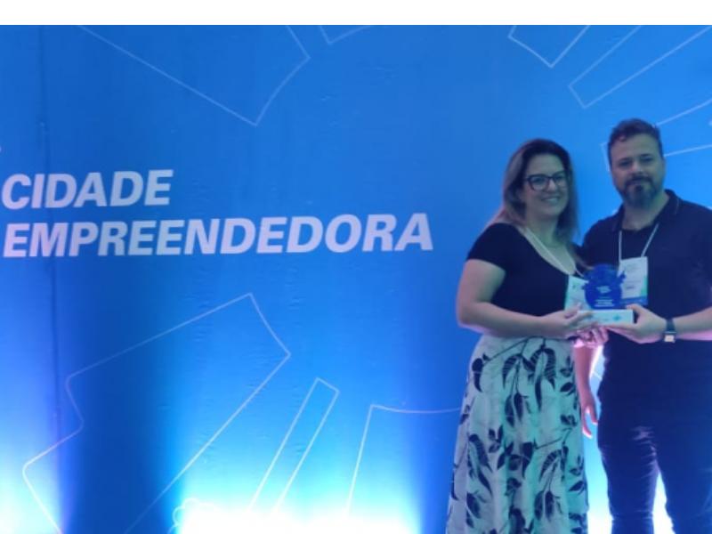 Campo Largo recebe prêmio destaque como cidade empreendedora em evento do Sebrae