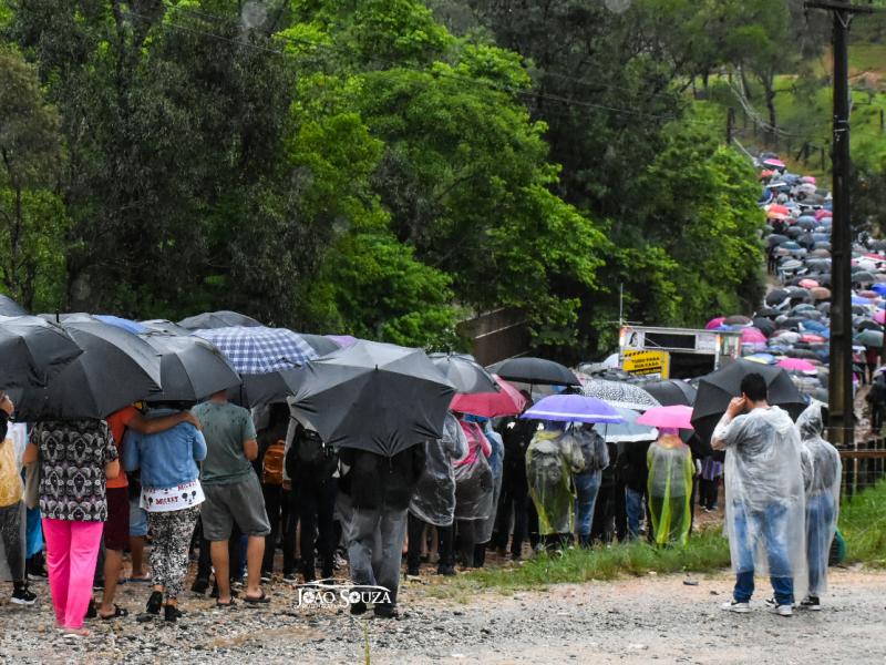 Cerca de oito mil pessoas participaram da  procissão de Nossa Senhora Aparecida até o Taquaral