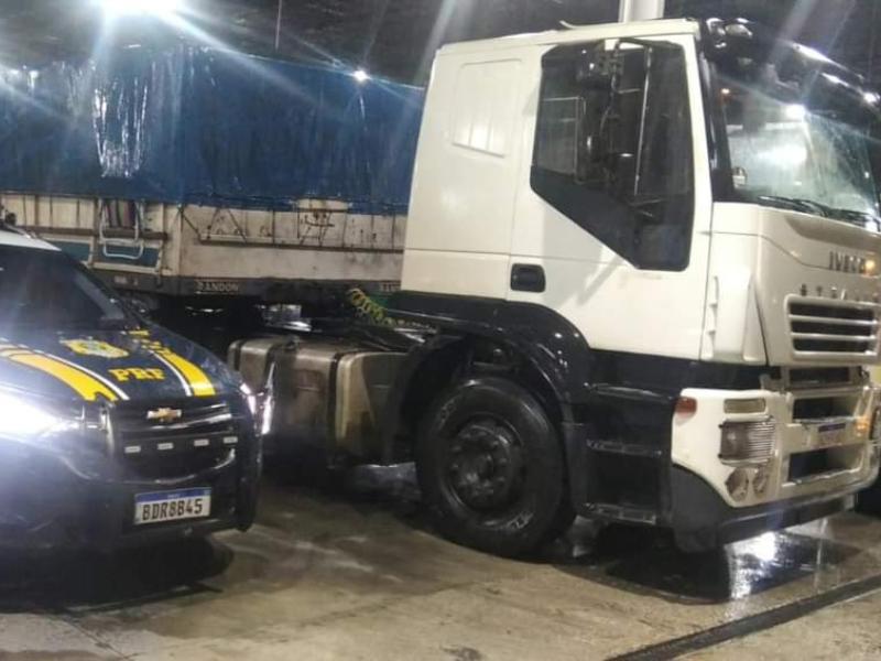 PRF recupera caminhão roubado e liberta caminhoneiro