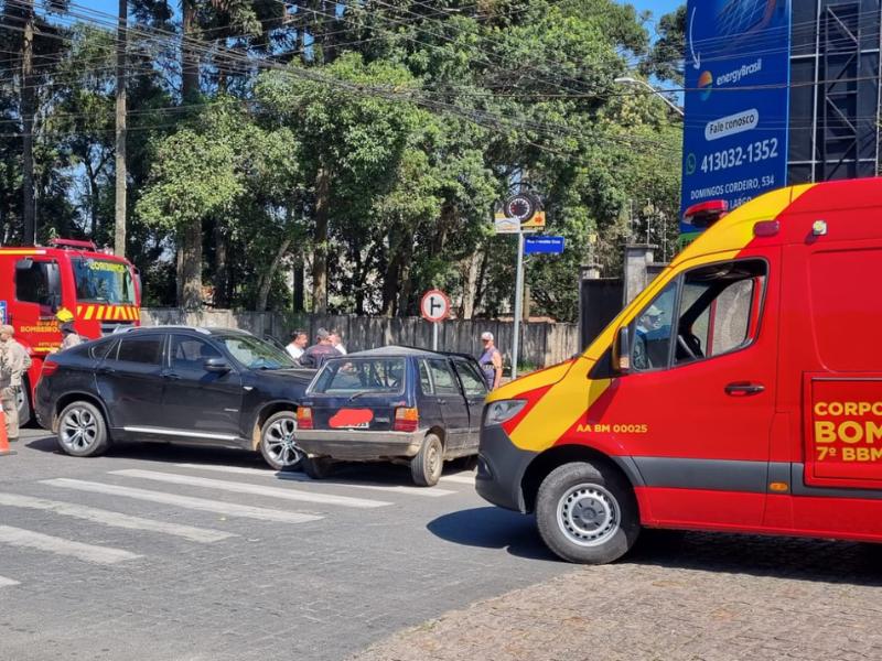 Acidente entre dois veículos na Rua Osvaldo Cruz deixa dois feridos 