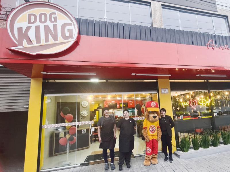 Maior franquia de hot dog do Brasil, a Dog King, comemora um ano em Campo Largo 