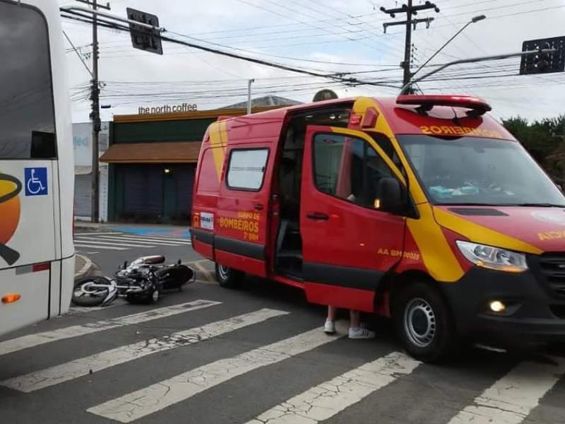 Motociclista hospitalizado após colidir em ônibus no Centro de Campo Largo 