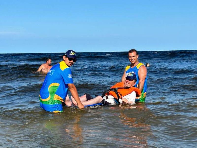 Campo-larguense com distrofia muscular entra no mar após 40 anos por meio do programa Praia Acessível