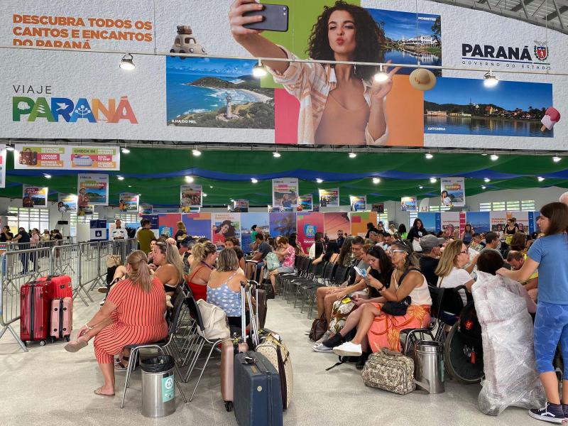 Nona parada do cruzeiro da MSC no Paraná leva centenas de turistas para a Ilha do Mel