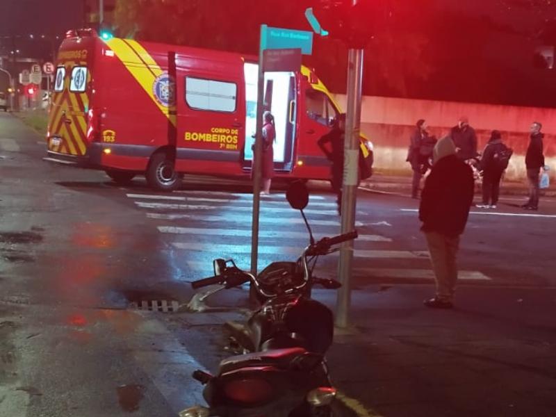 Colisão envolvendo duas motocicletas no Centro deixa condutores feridos