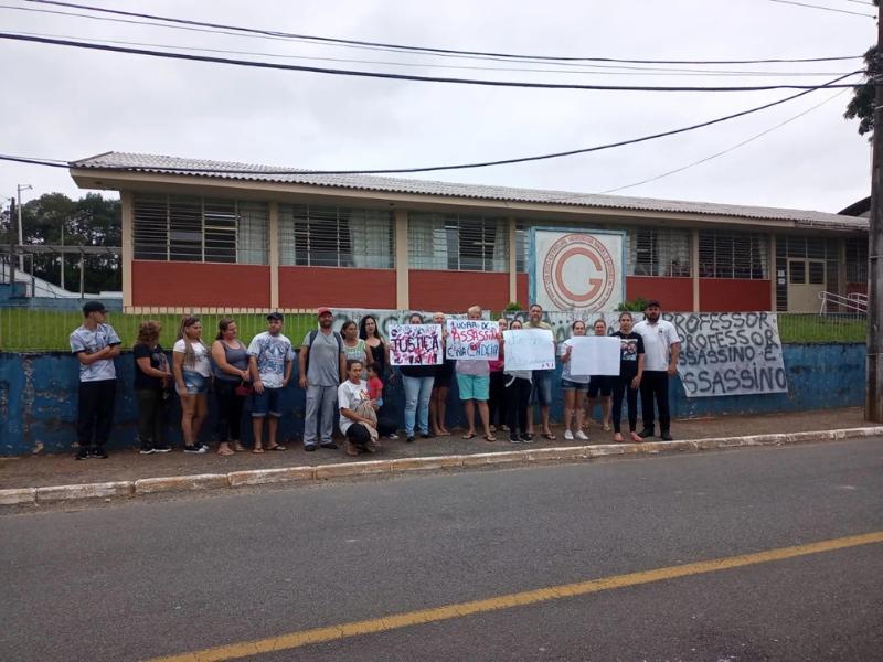 Pais de estudantes de colégio estadual no Bugre protestam contra a presença de professor