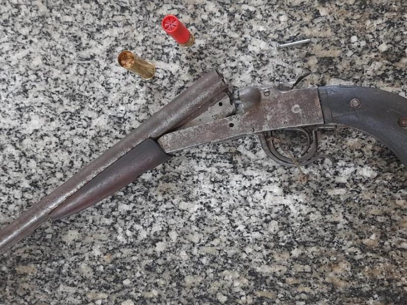 Testemunha no caso da mulher encontrada morta em Balsa Nova é detido pela PM por posse de arma