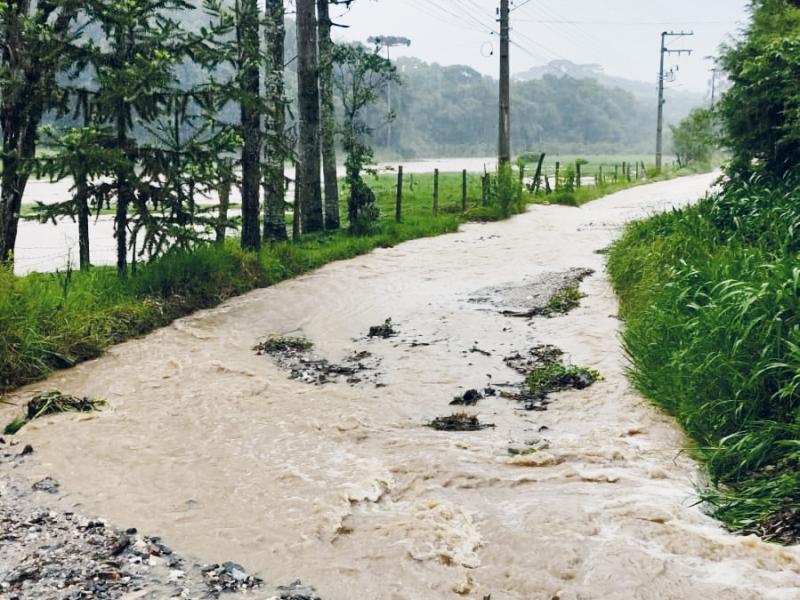 Moradores da Estrada Cachoeira Rincon pedem providências urgentes para a estrada de chão