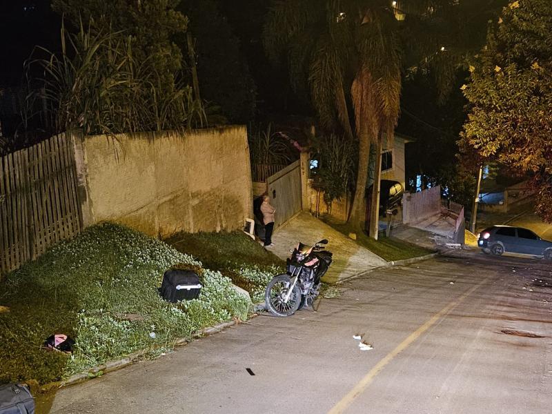Motociclista socorrido pelos Bombeiros após sofrer queda em via pública no Vila Glória 