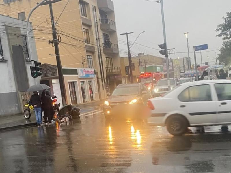 Jovem fica ferida após ser atropelada por motocicleta no Centro de Campo Largo