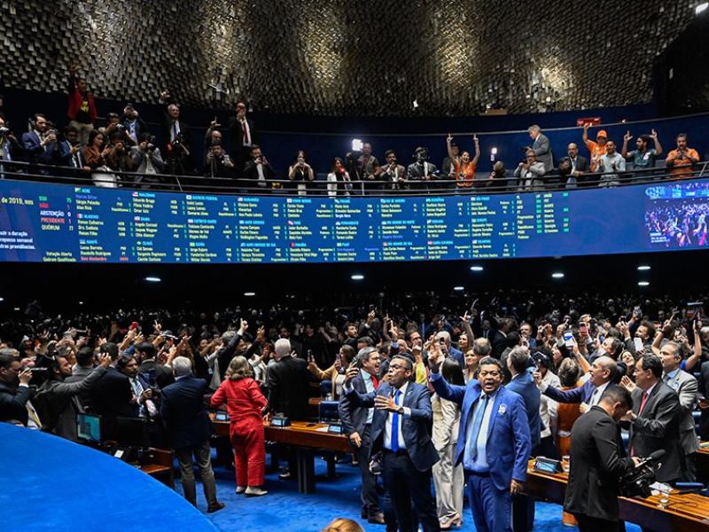 Senado aprova PEC que prevê fim da escala 6x1 e jornada semanal de 40 horas