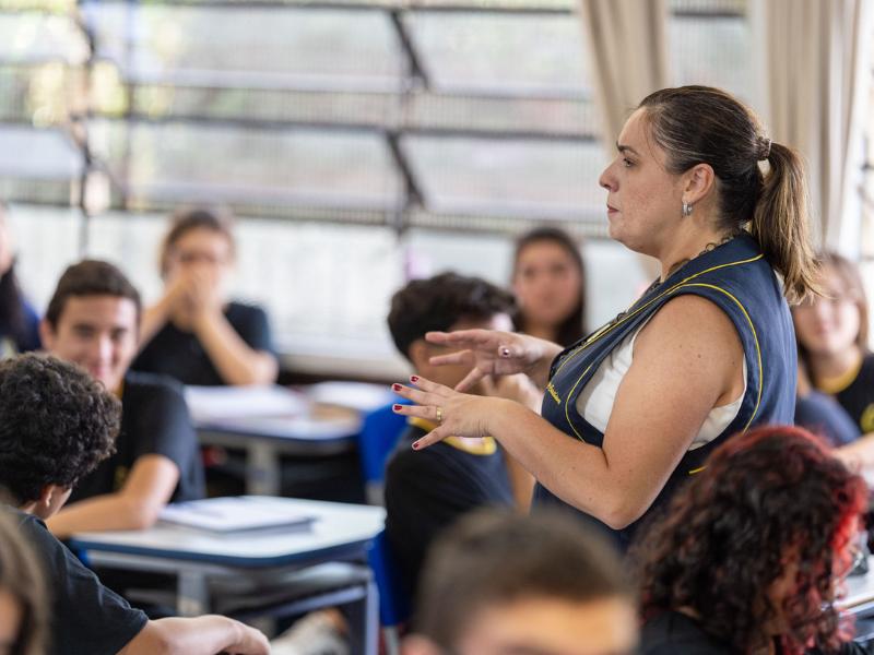 PSS da Educação do Paraná prevê mais de 30 mil vagas, salário de até R$ 6,9 mil, com inscrições até o mês de agosto