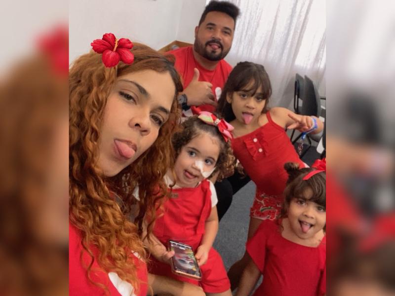 Perfil de mãe de três meninas com autismo ganha repercussão após apoio de Naiara Azevedo em show