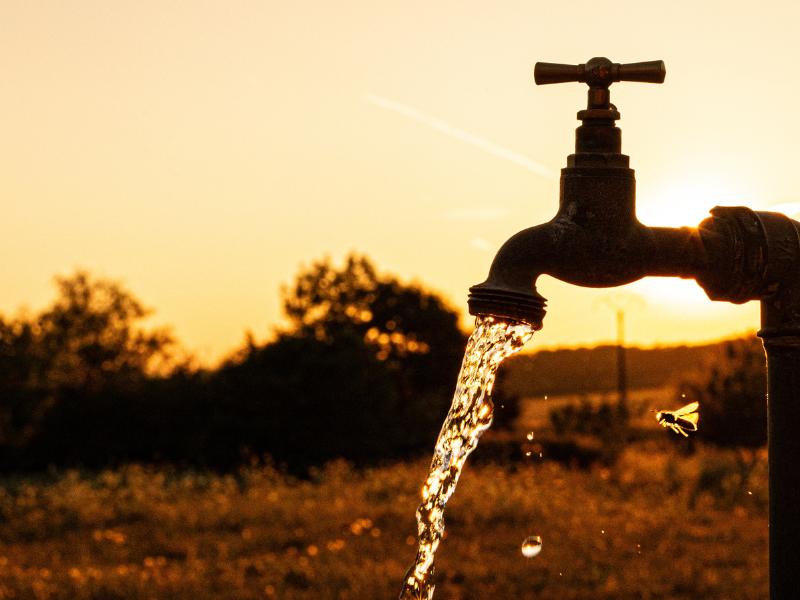 Cliente da Sanepar pode receber avisos sobre abastecimento de água no imóvel por SMS