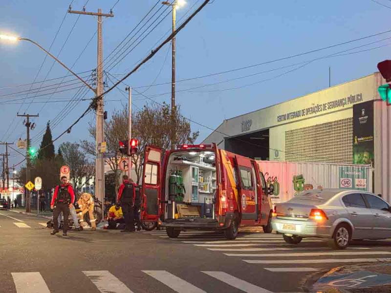 Motociclista de 45 anos fica ferida em colisão entre duas motos no Centro de Campo Largo