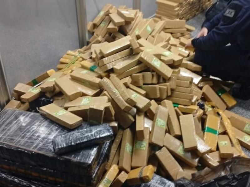 Homem é preso com quase 489 kg de maconha após fuga pela BR-277 em Campo Largo