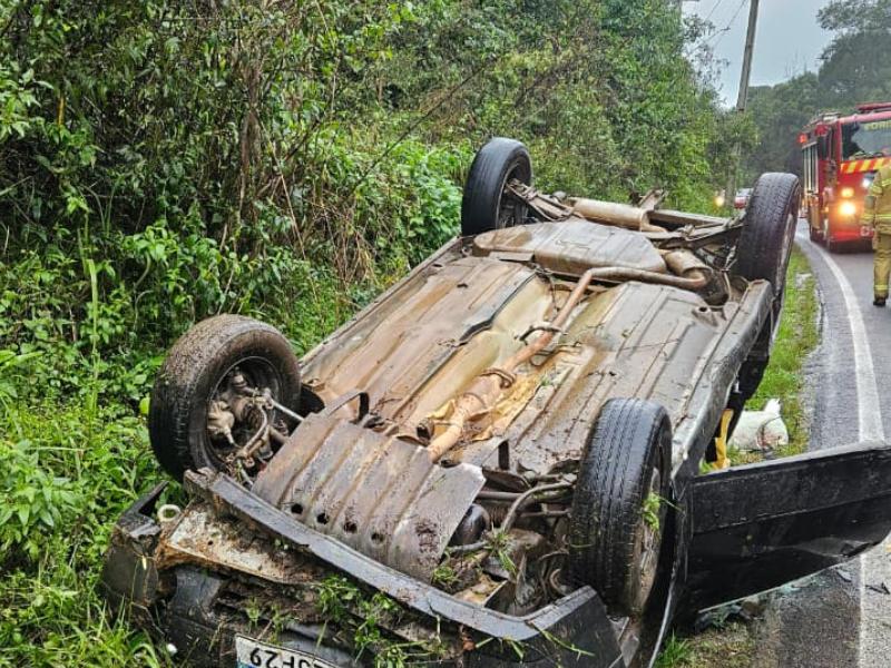 Casal fica ferido após carro tombar na Rodovia Engenheiro Azevedo de Macedo