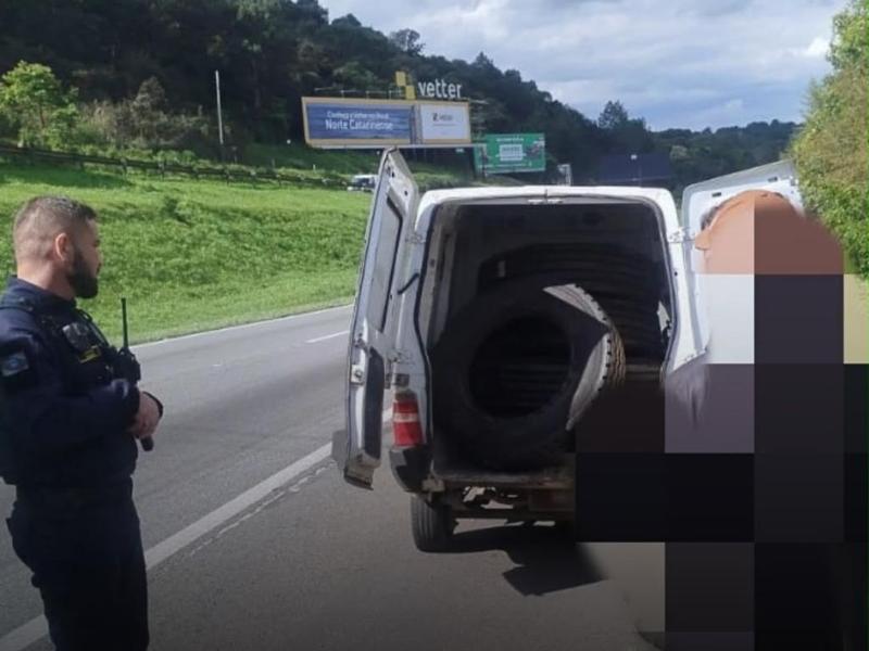 Dois homens são presos com cinco pneus de caminhão furtados em Ponta Grossa