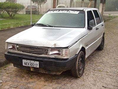 Fogem da polícia e abandonam carro 