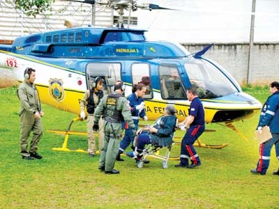 Mulher de 68 anos é socorrida pela equipe da Polícia Rodoviária Federal