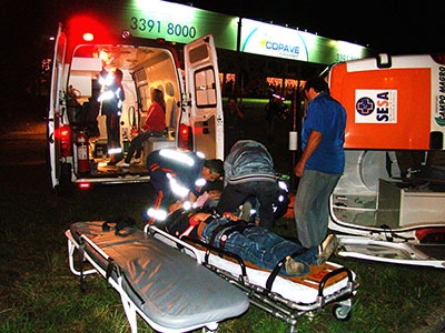 Quatro feridos em tombamento de ambulância
