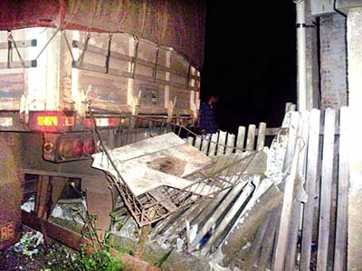 Caminhão não vence subida e provoca acidente