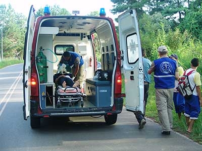 Piloto e garupa feridos ao sofrerem queda 