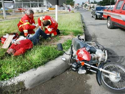 Caminhoneiro atropela motoqueiro
