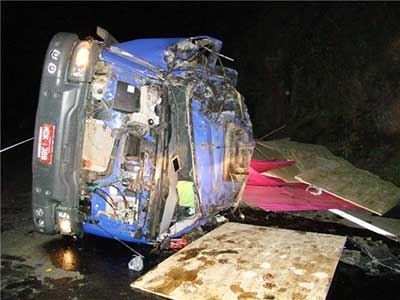 Carreta tomba na descida da Serra