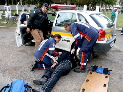 Motocicleta bate na traseira de carro e deixa condutor ferido