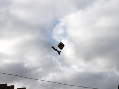 Balão cai sobre uma casa