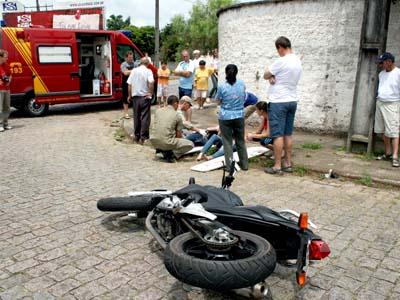 Jovens feridas em acidente entre moto e carro