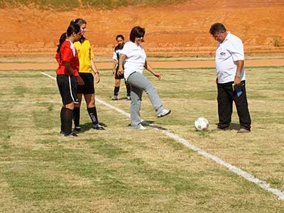 Ponta pé inicial nos Jogos Colegiais